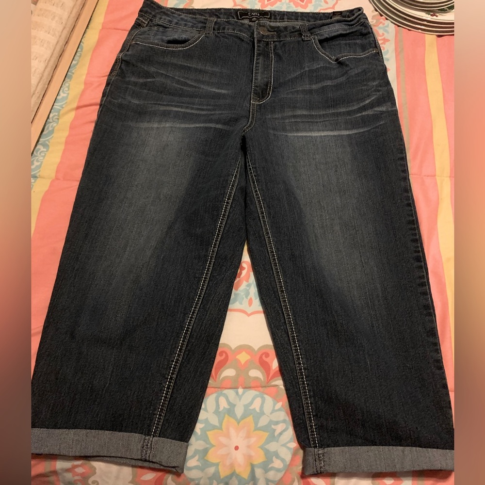 Cato women’s jean capris size 16. Like new condition. Rolled cuff/ pocket design